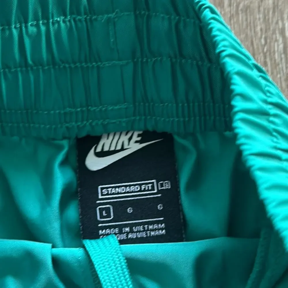 Nike‎  Sportswear Heritage Woven Shorts Green & White Size Large